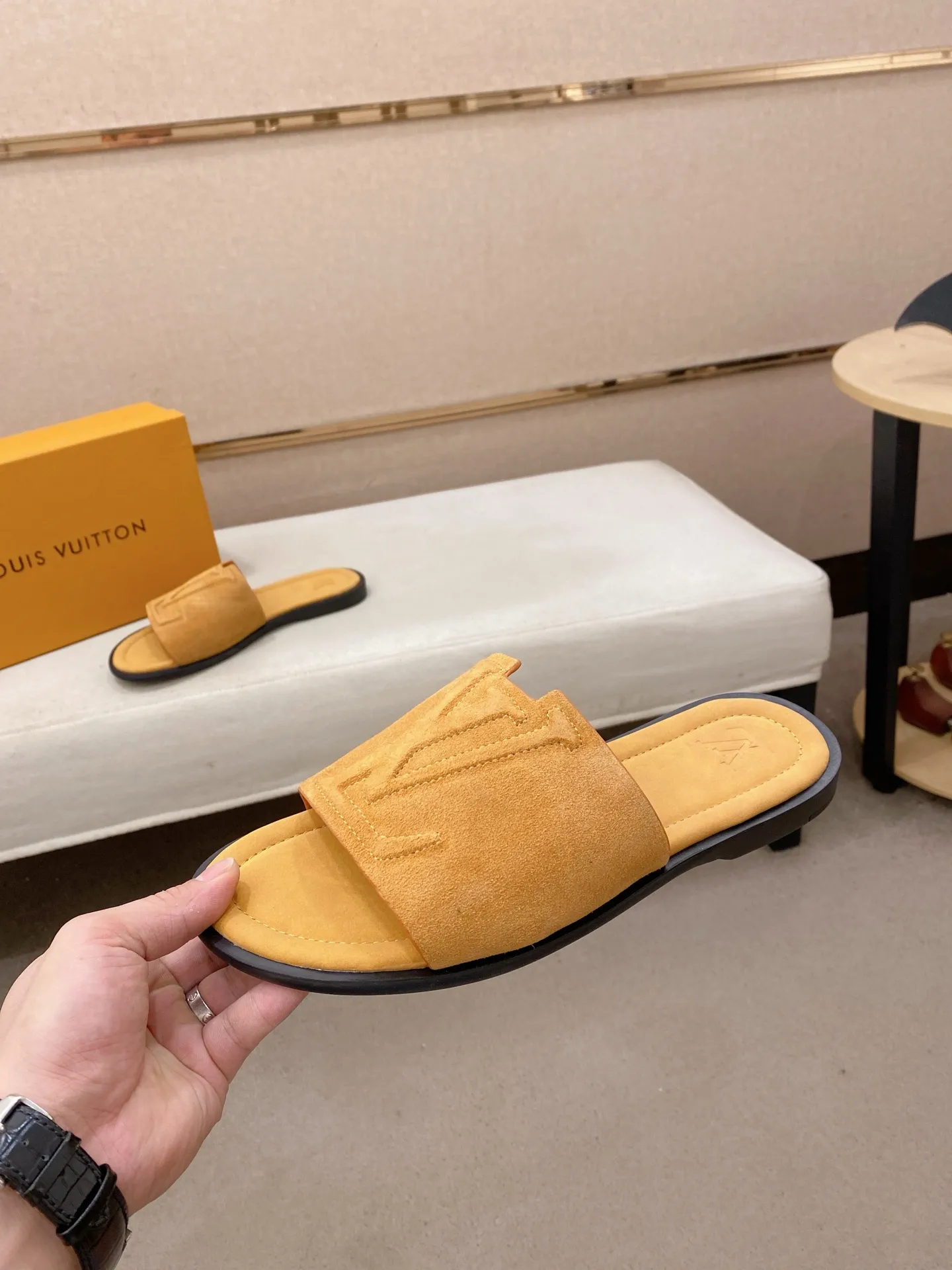 Men's shoes 💰: 340💰Made by LV🔍Top purchasing agents. Men's spring and summer slippers are available at the same counter. The uppers are imported cowhide from Italy, with logo graphics and high-quality craftsmanship. Soles: original soles specially provided by the original factory. Exclusive movable molded soles are super comfortable. Original goods follow orders. 🔍🔍High quality. You can enter and exit the counter at will. Welcome to compare. Size 38-44. Can be customized45